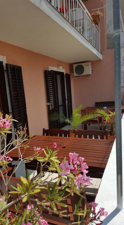 Apartments Alissa Hvar Town Exterior photo