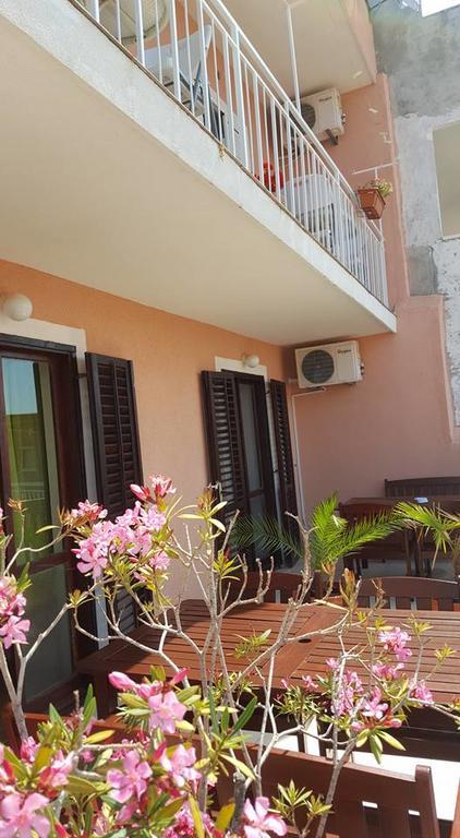Apartments Alissa Hvar Town Exterior photo